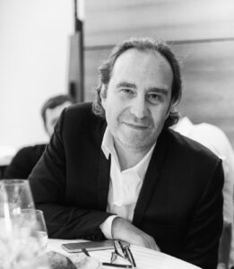 Xavier Niel : Le Hacker devenu Magnat des Télécoms et de la Tech 📡💻💰